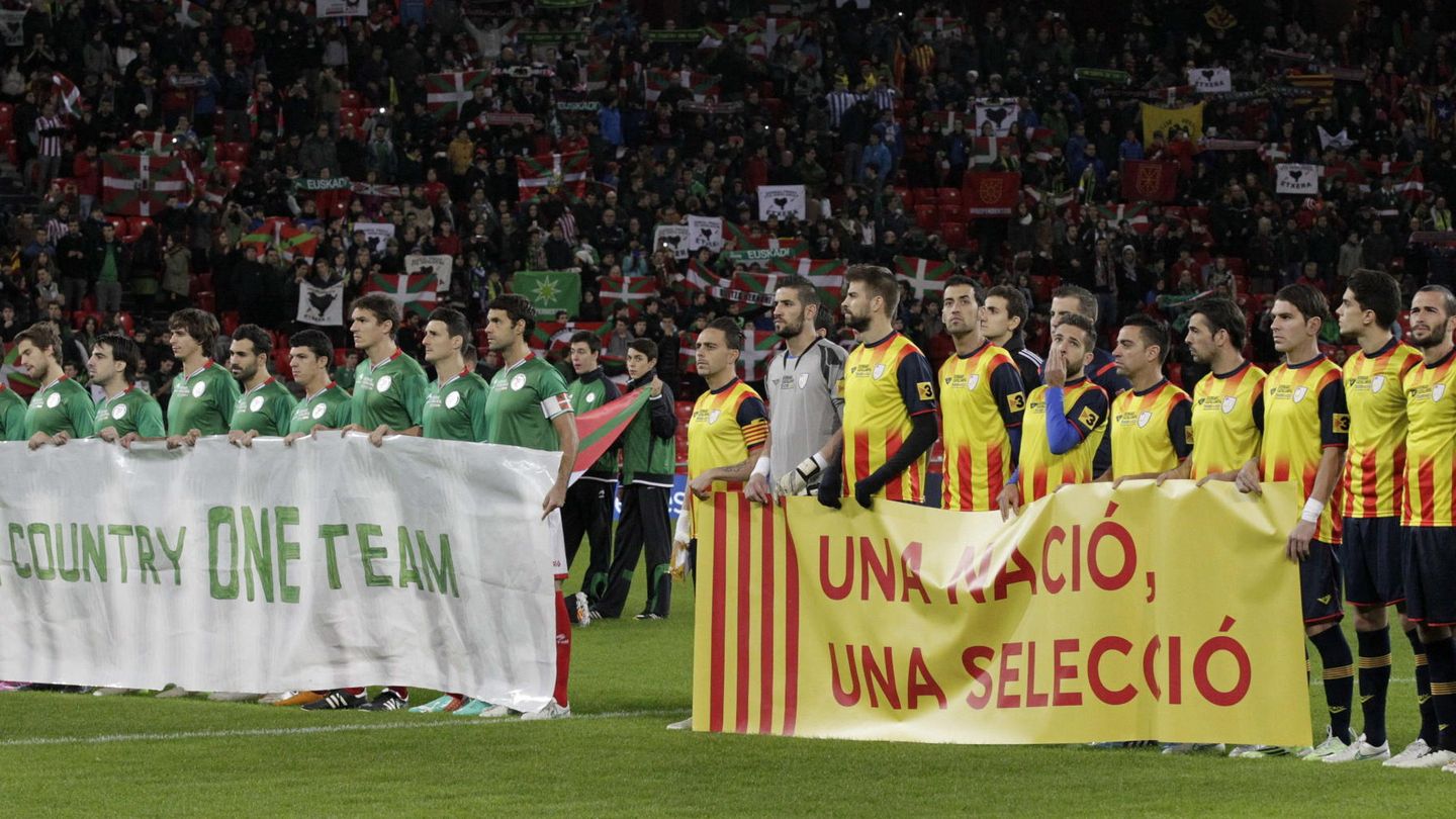 Las selecciones de Euskadi y Cataluña, antes del último partido que les enfrentó en San Mamés. (EFE)