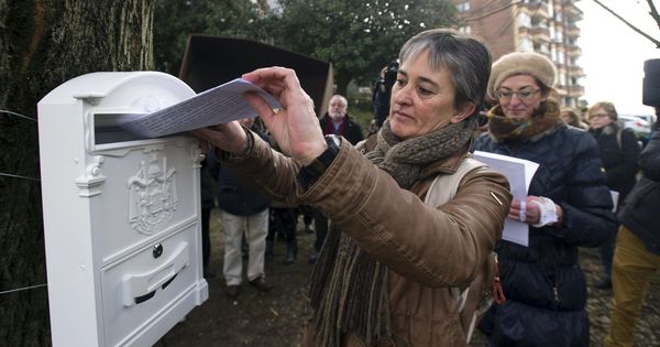 Foto: La viuda de Joseba, Estíbaliz Garmendia, deposita una carta en el buzón instalado en su memoria en Andoain ante la presencia de Maite Pagazaurtundua. (EFE)