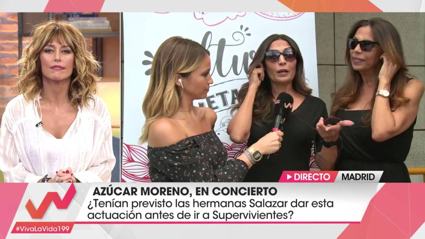 Emma García, charlando con las Azúcar Moreno. (Mediaset)