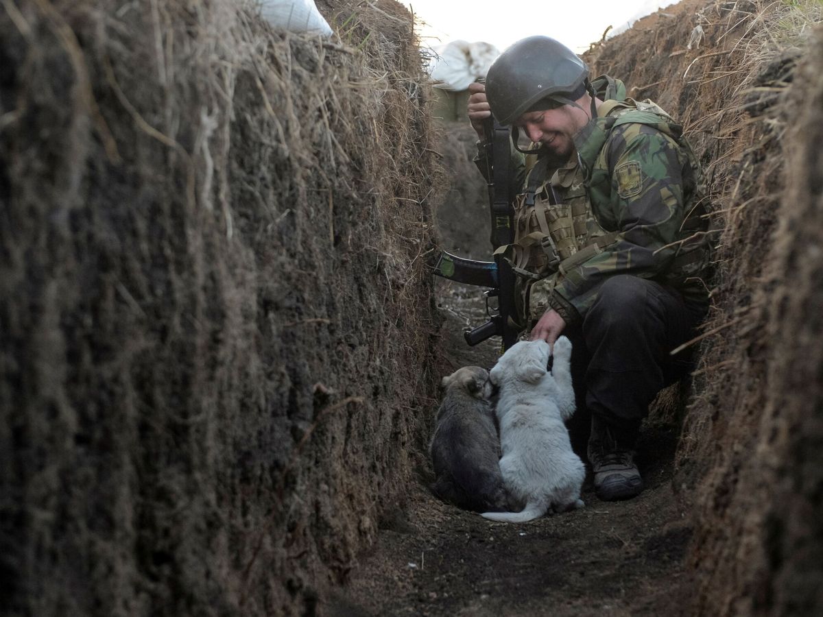 Foto: Un soldado ucraniano en una trinchera en el Donbás (Reuters/Oleksandr Klymenko)