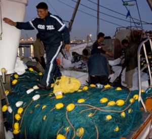 Descubren a un barco marroquí pescando con redes ilegales en aguas protegidas españolas