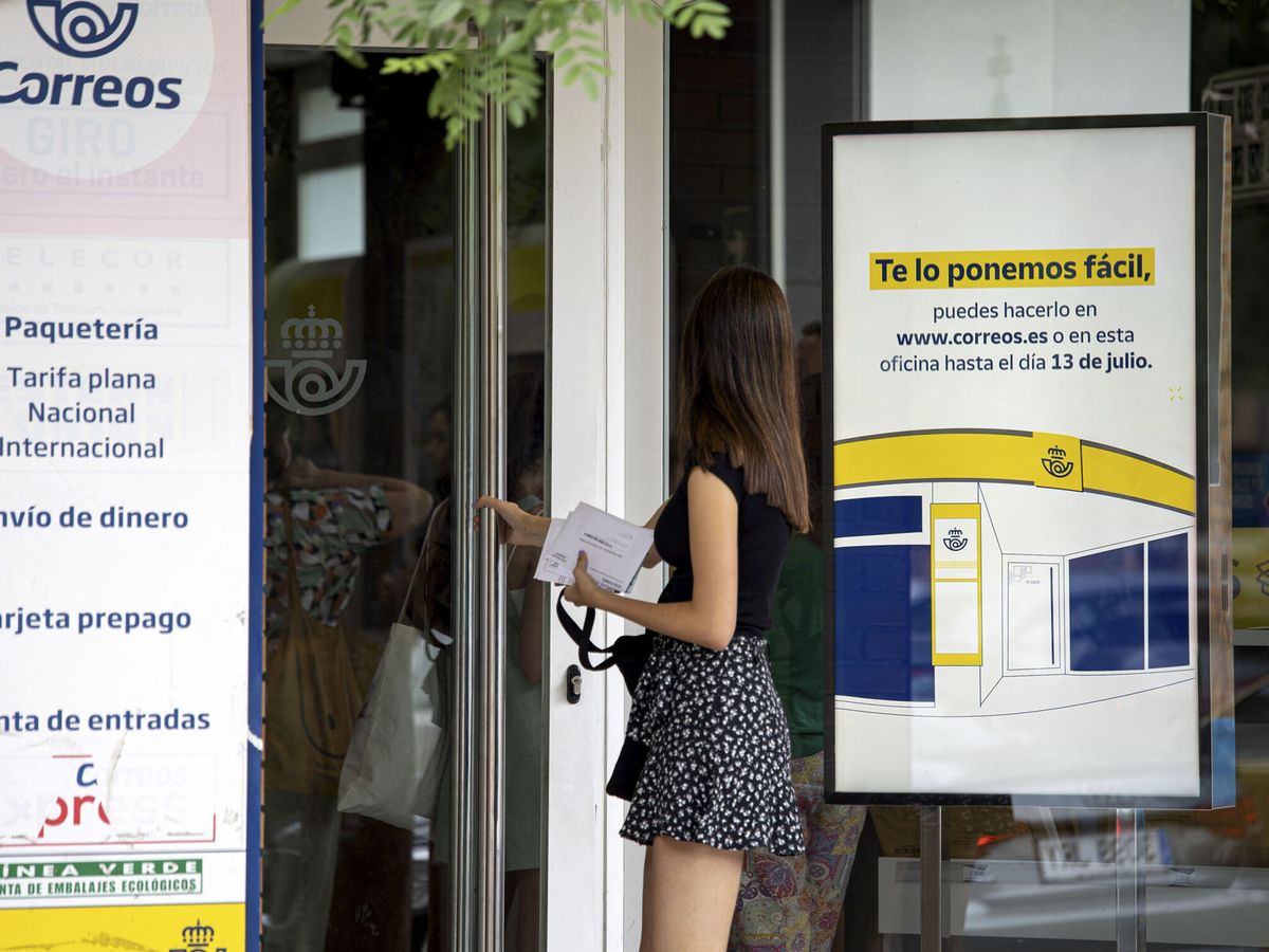 Foto: Correos ha formalizado 19.985 contrataciones de refuerzo para garantizar" el voto por correo para el 23-J. (EFE/Raquel Manzanares)
