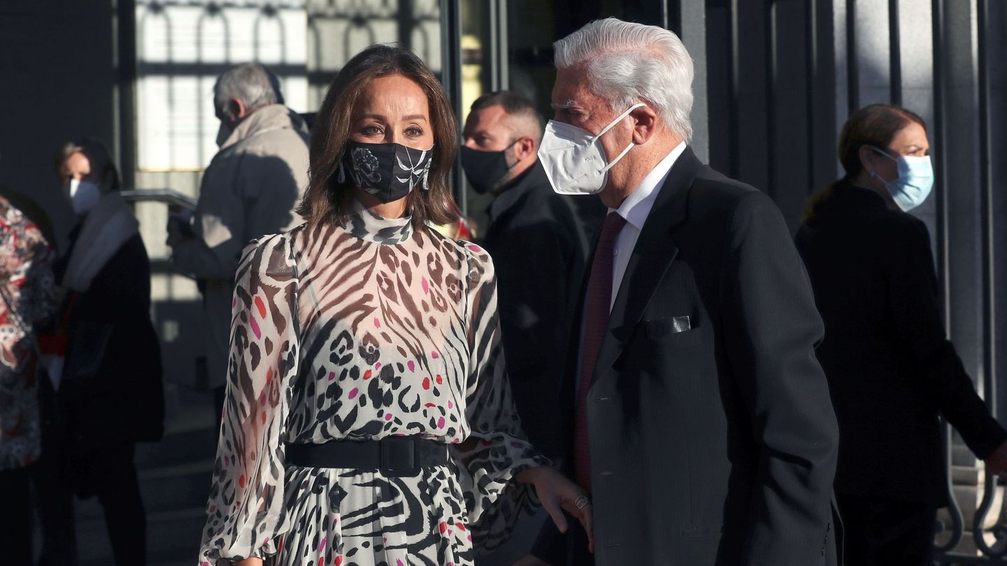 Mario Vargas Llosa y su pareja Isabel Preysler, a su llegada del Teatro Real. (EFE/Kiko Huesca)