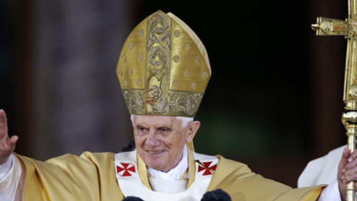 El Papa dice adiós y promete rezar para que España viva como una sola familia