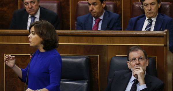Foto: La vicepresidenta del Gobierno, Soraya Sáenz de Santamaría, junto al presidente, Mariano Rajoy. (EFE)