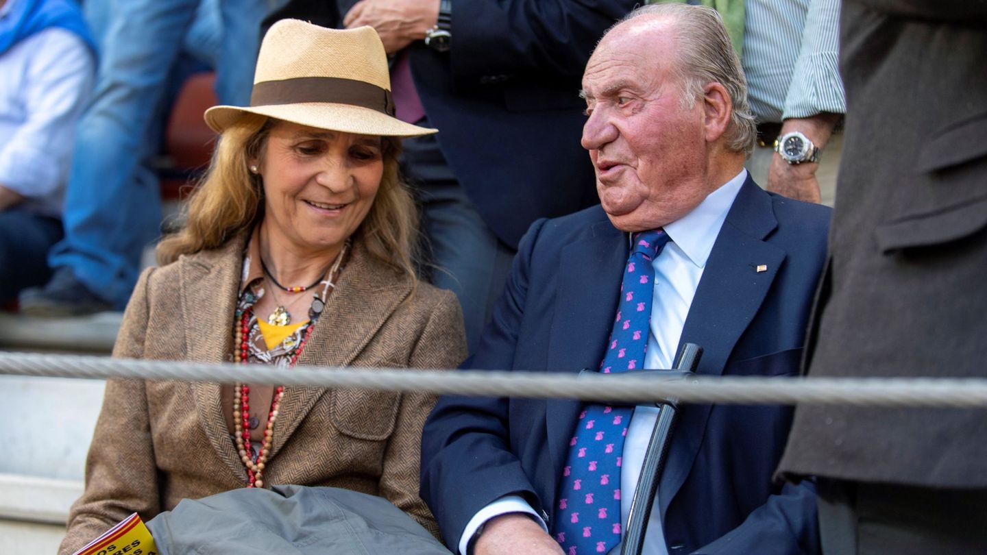 El rey Juan Carlos y la infanta Elena, durante su asistencia a la corrida de toros en Illescas, en 2019. (EFE)