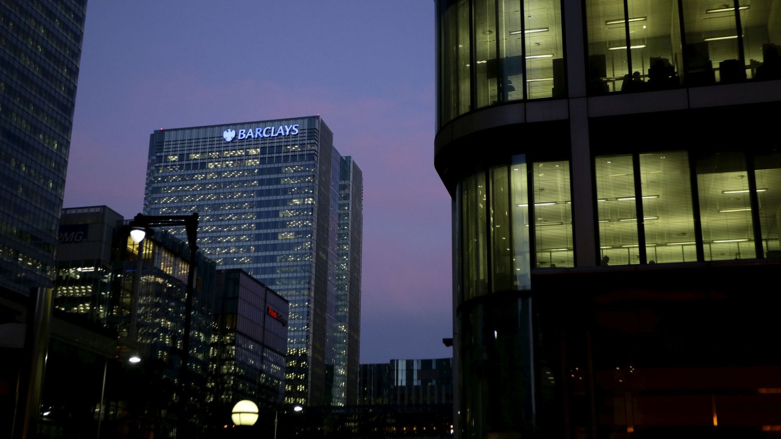 Foto: The barclays bank building is seen in canary wharf, london