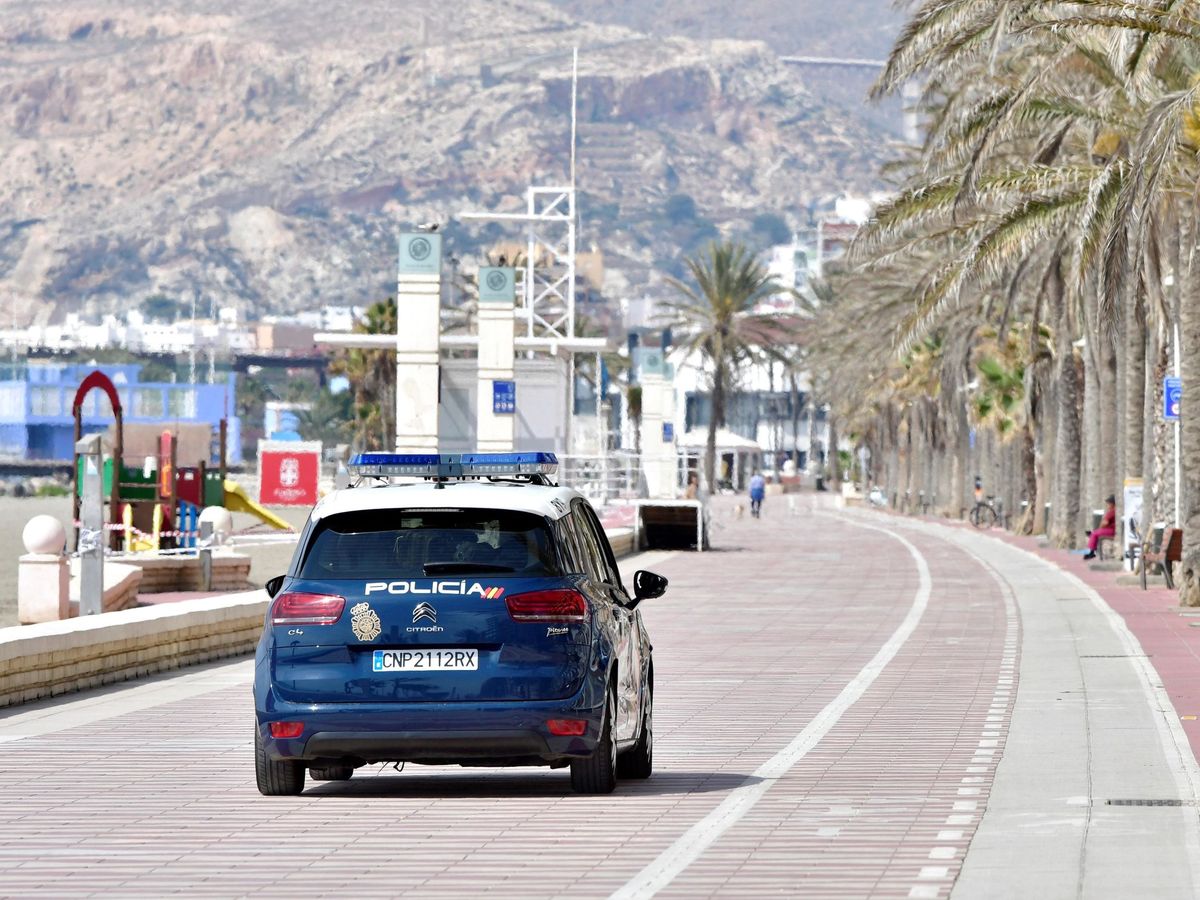 Foto: Un coche de policía patrulla por el paseo marítimo de Almería en una imagen de archivo. (EFE/Carlos Barba)