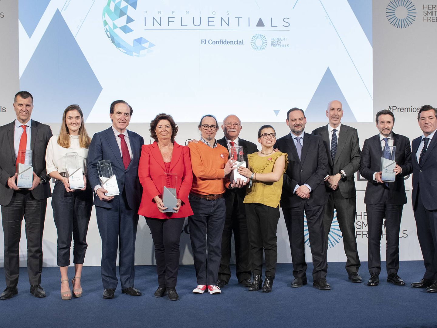Foto de familia de los galardonados en los Premios Influentials 2019. (EC)