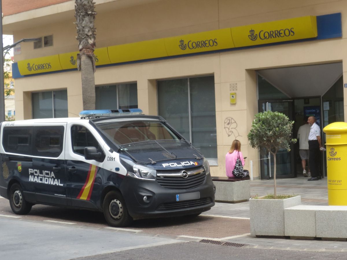 Foto: Efectivos de la Policía Nacional, delante de la oficina de Correos de Melilla. (EFE/Paqui Sánchez)