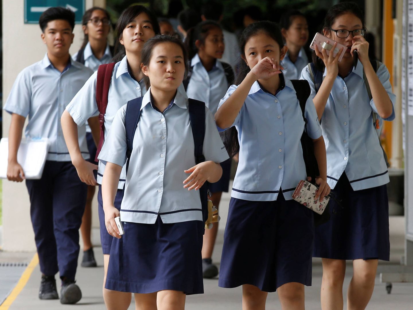 Estudiantes a la salida de clase en Singapur. (Reuters)