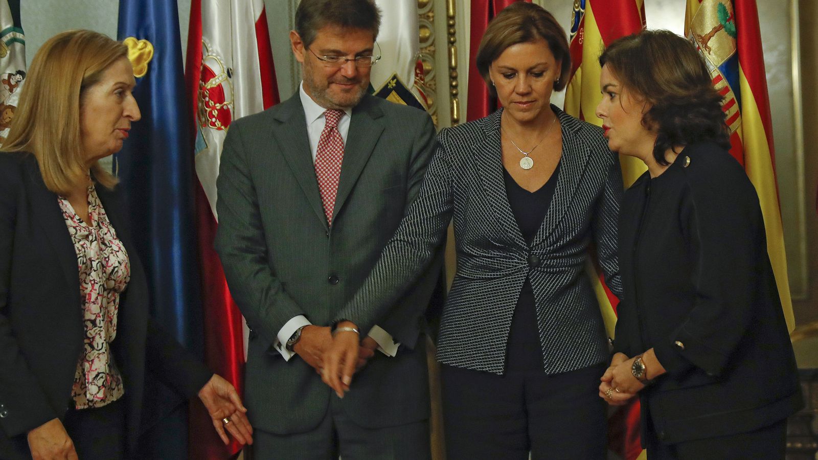 Foto: La presidenta del Congreso de los Diputados, Ana Pastor, junto a los ministros Rafael Catalá, María Dolores de Cospedal y Soraya Sáenz de Santamaría. (EFE) 