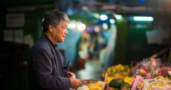 Foto: Un hombre asiático comprando fruta. (iStock)