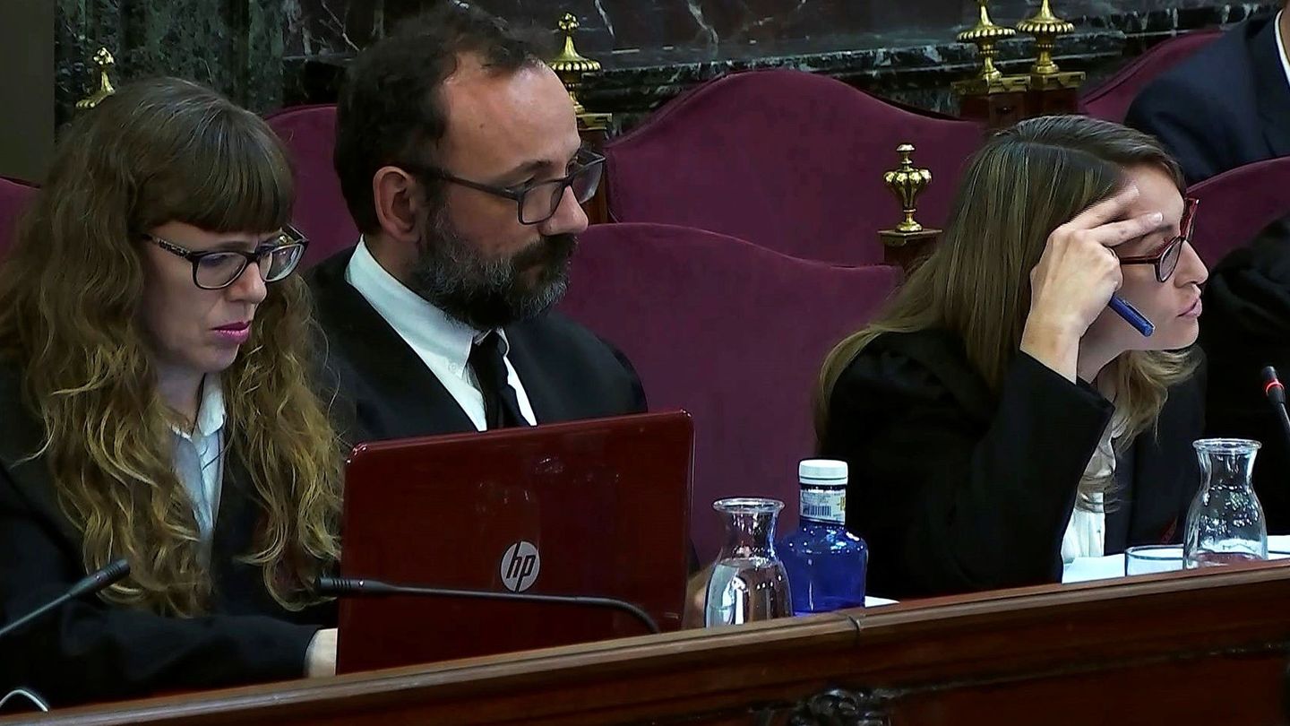 GRAF932. MADRID, 30 04 2019.- Imagen tomada de la señal institucional de Tribunal Supremo de Marina Roig (d), abogada de Cuixart; y Olga Arderiu, abogada de Carme Forcadell (i), durante la 38 jornada del juicio del 'procés' con el testimonio de 17 