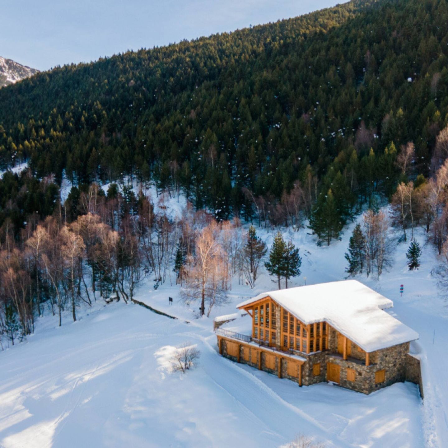 El Hermitage Mountain Lodge es un antiguo refugio de ganado de 1603 transformado en chalet de montaña. (Cortesía)
