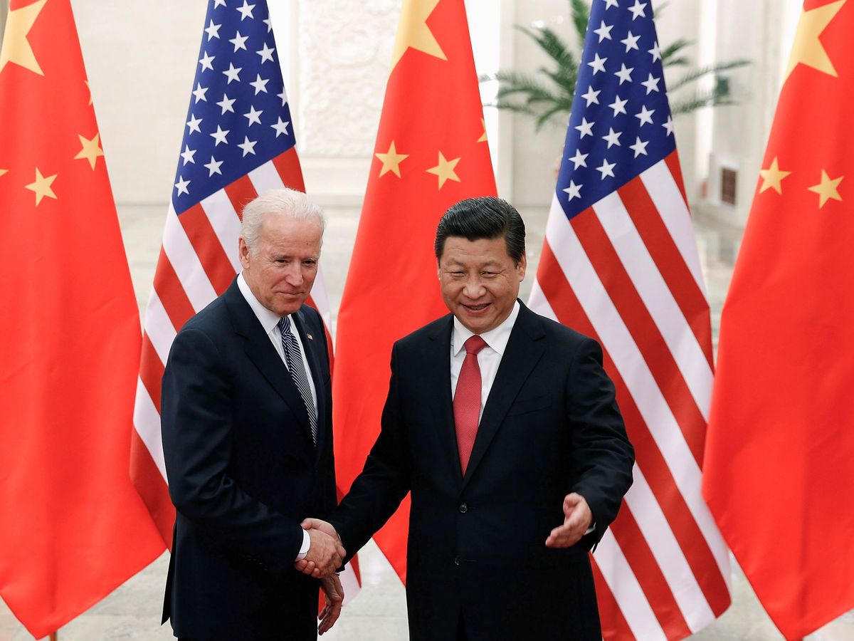 Foto: Foto de archivo: Joe Biden cuando era vicepresidente de EEUU saluda a Xi Jinping. (Reuters)