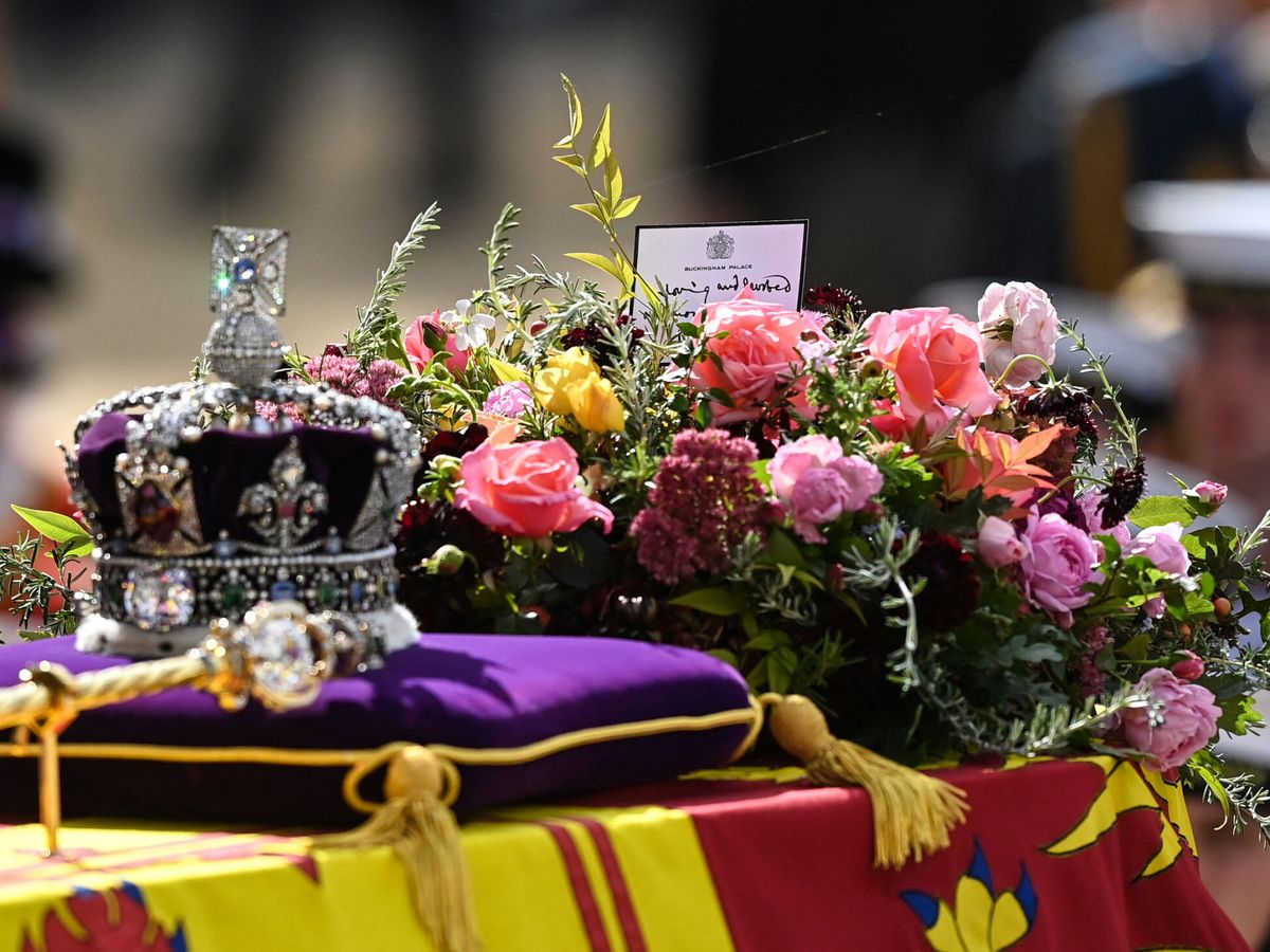 Foto: Vista de la corona británica en la que se puede apreciar el rubí procedente de la Alhambra. (Reuters/Marc Aspland)