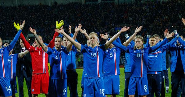 Foto: Jugadores de Islandia saludan al público después de ganar un partido ante Kosovo. (EFE)