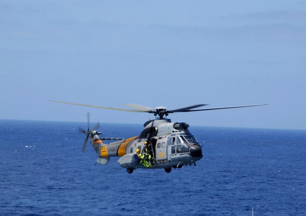 Foto: Fotografía de archivo del helicóptero SAR similar al accidentando en marzo. (Efe) 