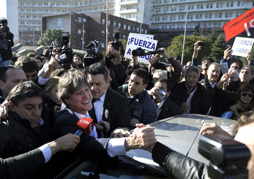 Foto: El vicepresidente de Argentina, Amado Boudou, recibe el apoyo de simpatizantes al llegar al tribunal en Buenos Aires. (Reuters)