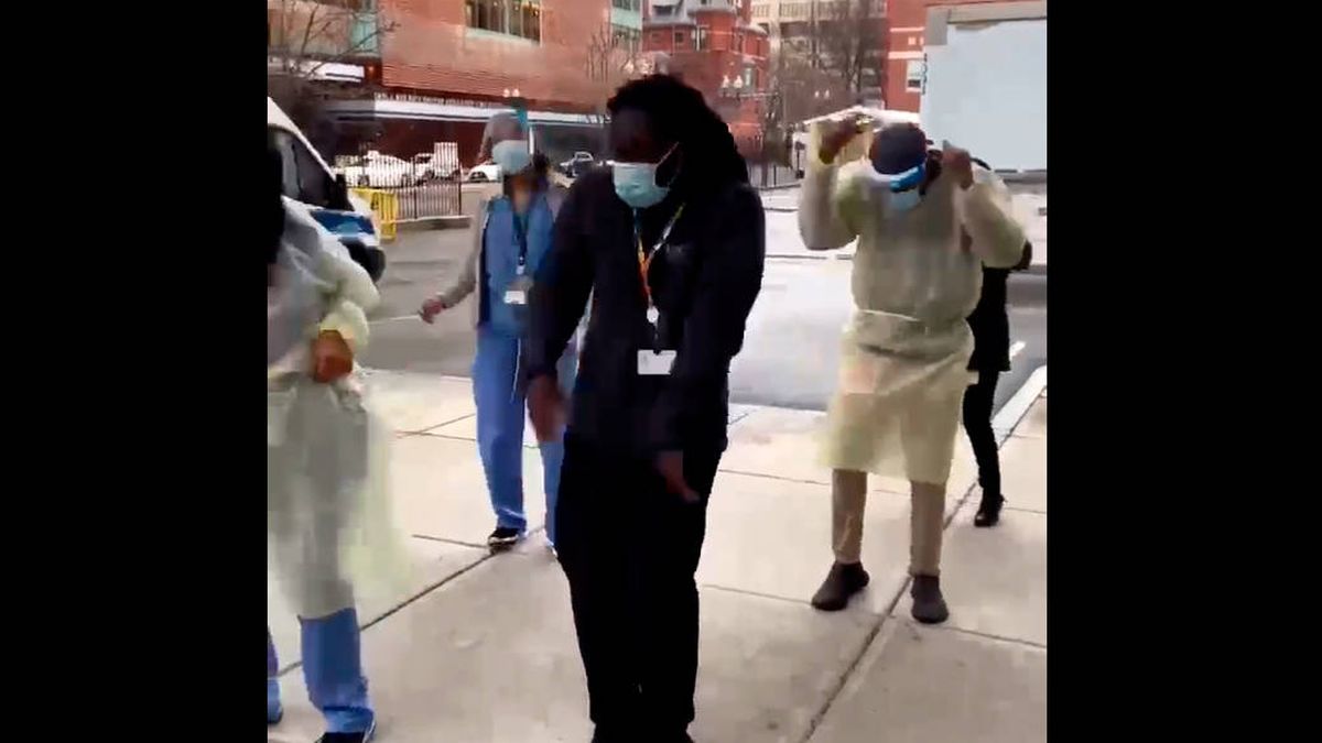 Los sanitarios del Boston Medical Center reciben la vacuna con un baile viral