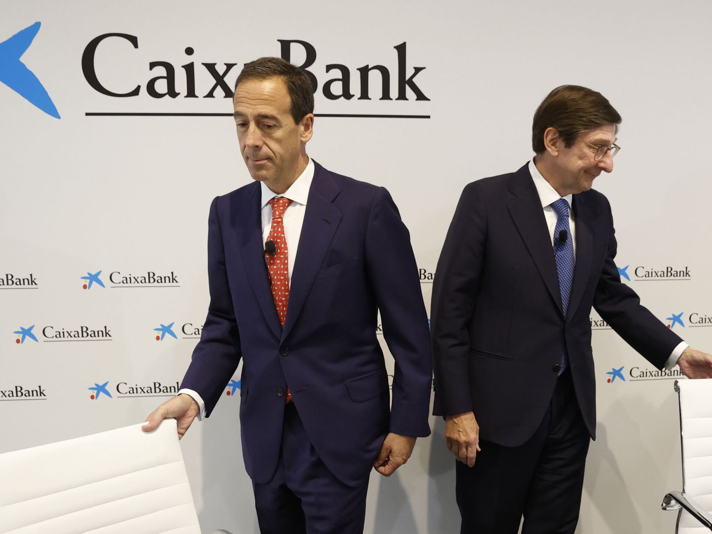 El presidente de CaixaBank, José Ignacio Goirigolzarri (d), junto al consejero delegado, Gonzalo Gortázar. (EFE/Juan Carlos Hidalgo)