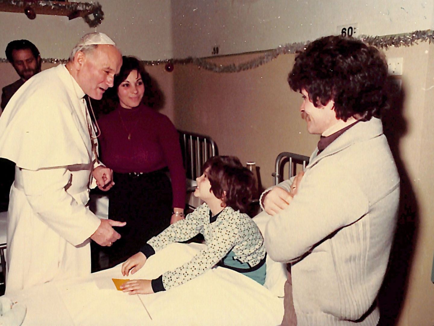 Visita del papa Juan Pablo II al hospital pediátrico en 1979 en Ciudad del Vaticano. Comenzó con cuatro niñas ingresadas. (Efe)
