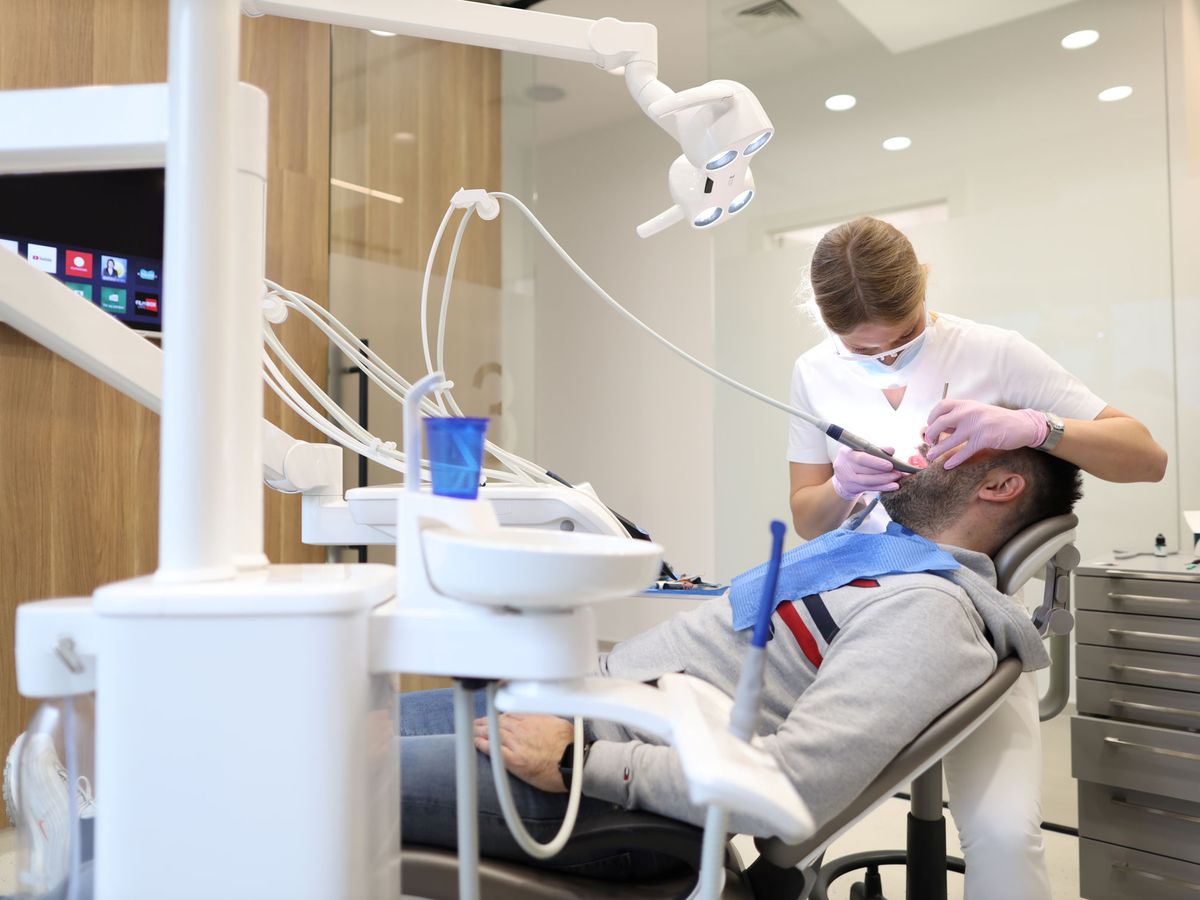 Foto: Un dentista atendiendo a un paciente. (Reuters)