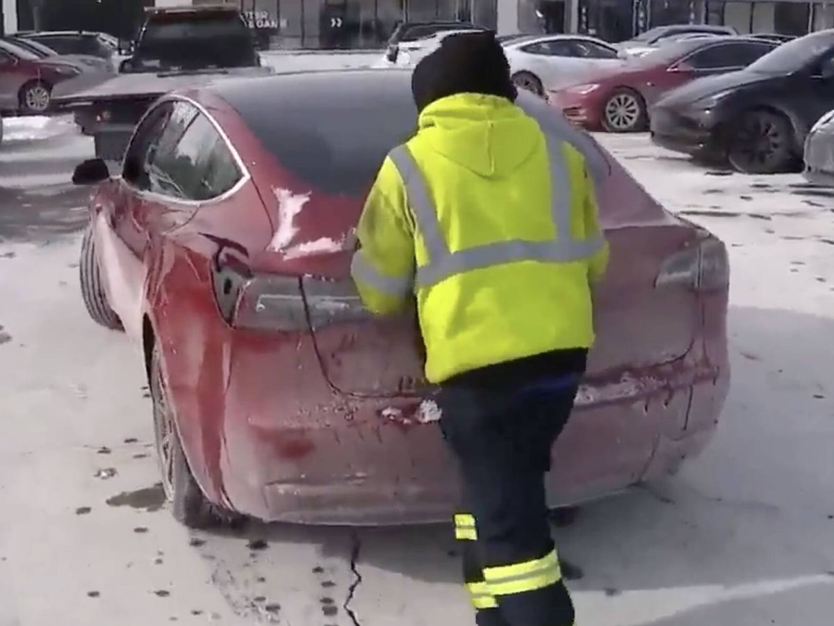 Foto: Un operario de grúa empujando un Tesla que no arranca en Chicago (Fox32)