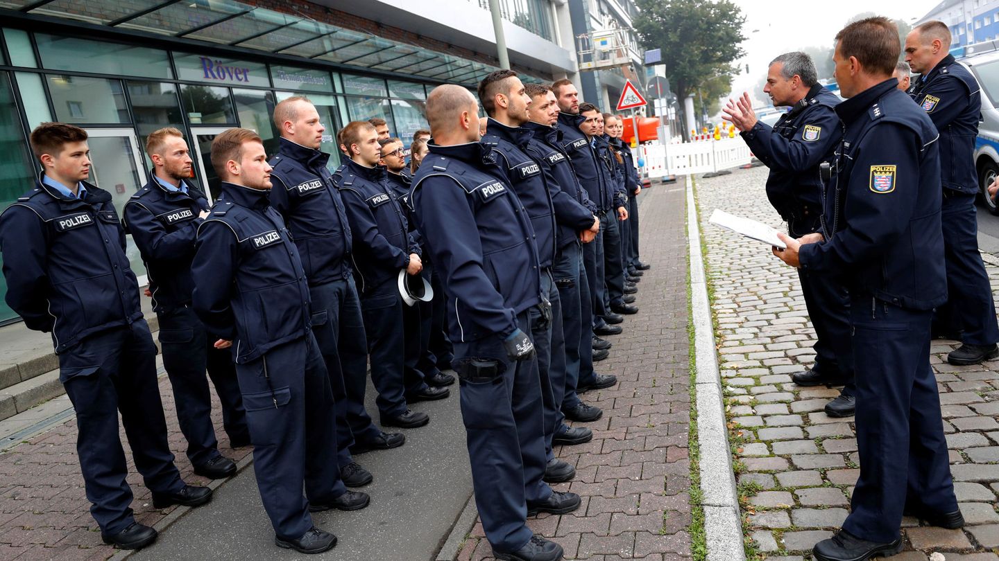 Los policías reciben instrucciones antes de iniciar la operación. (Reuters)