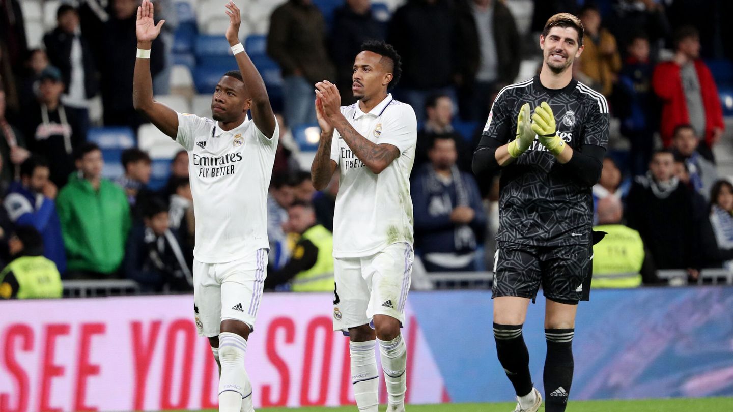 Los jugadores aplauden al público del Bernabéu. (Reuters/Violeta Santos Moura)