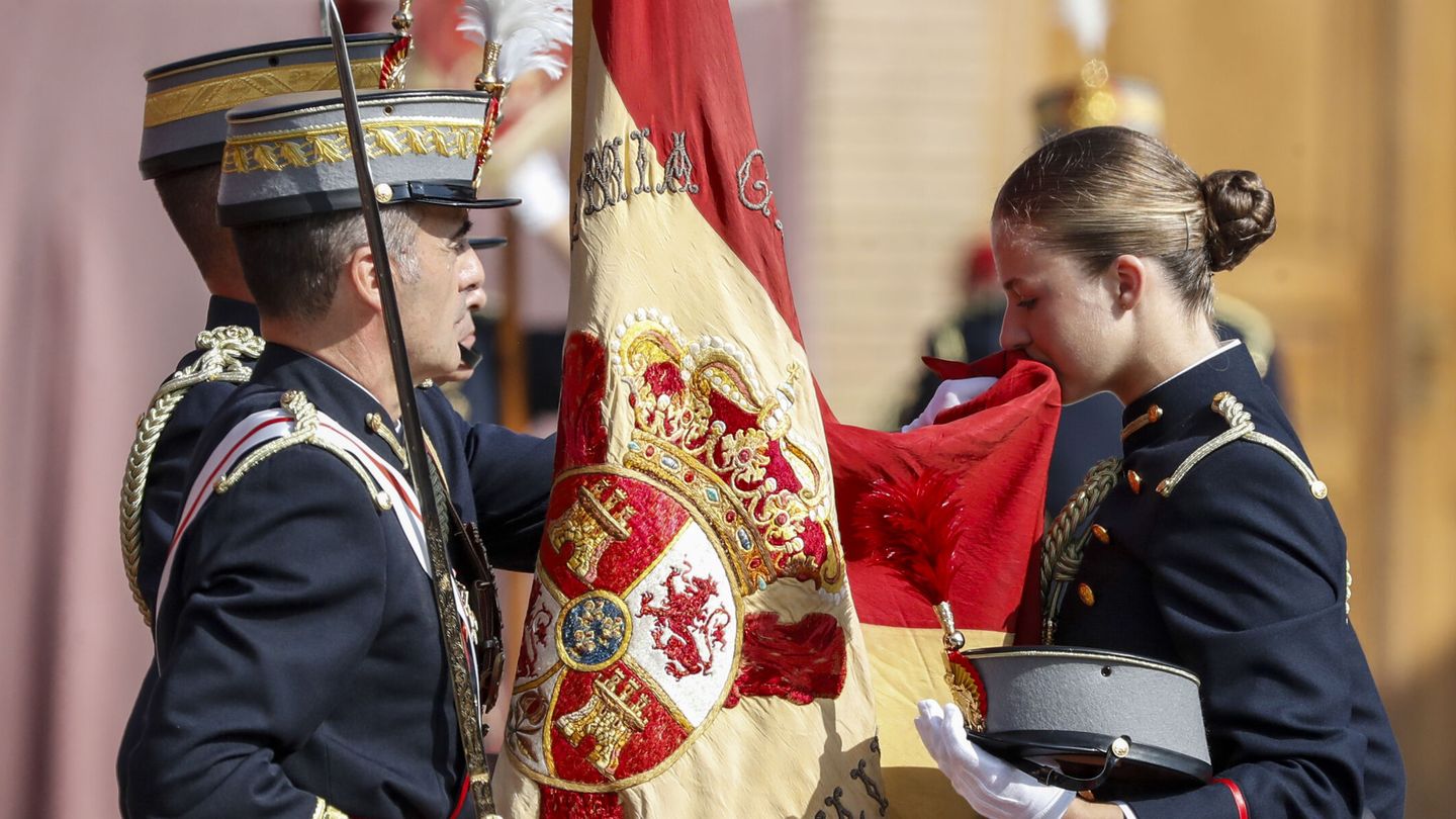 Leonor de Borbón jura bandera en la Academia Militar de Zaragoza. (EFE/Javier Cebollada)