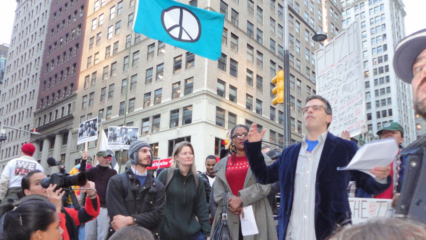 Los escritores Jonathan Lethem y Jennifer Egan en Occupy Wall Street (OWS Library)