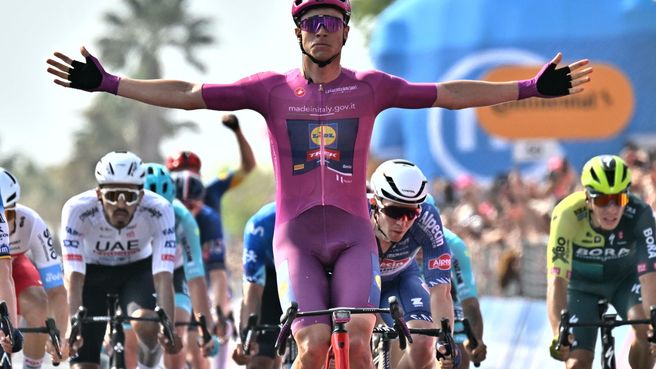 Foto de Jonathan Milan celebra su victoria en una etapa del Giro