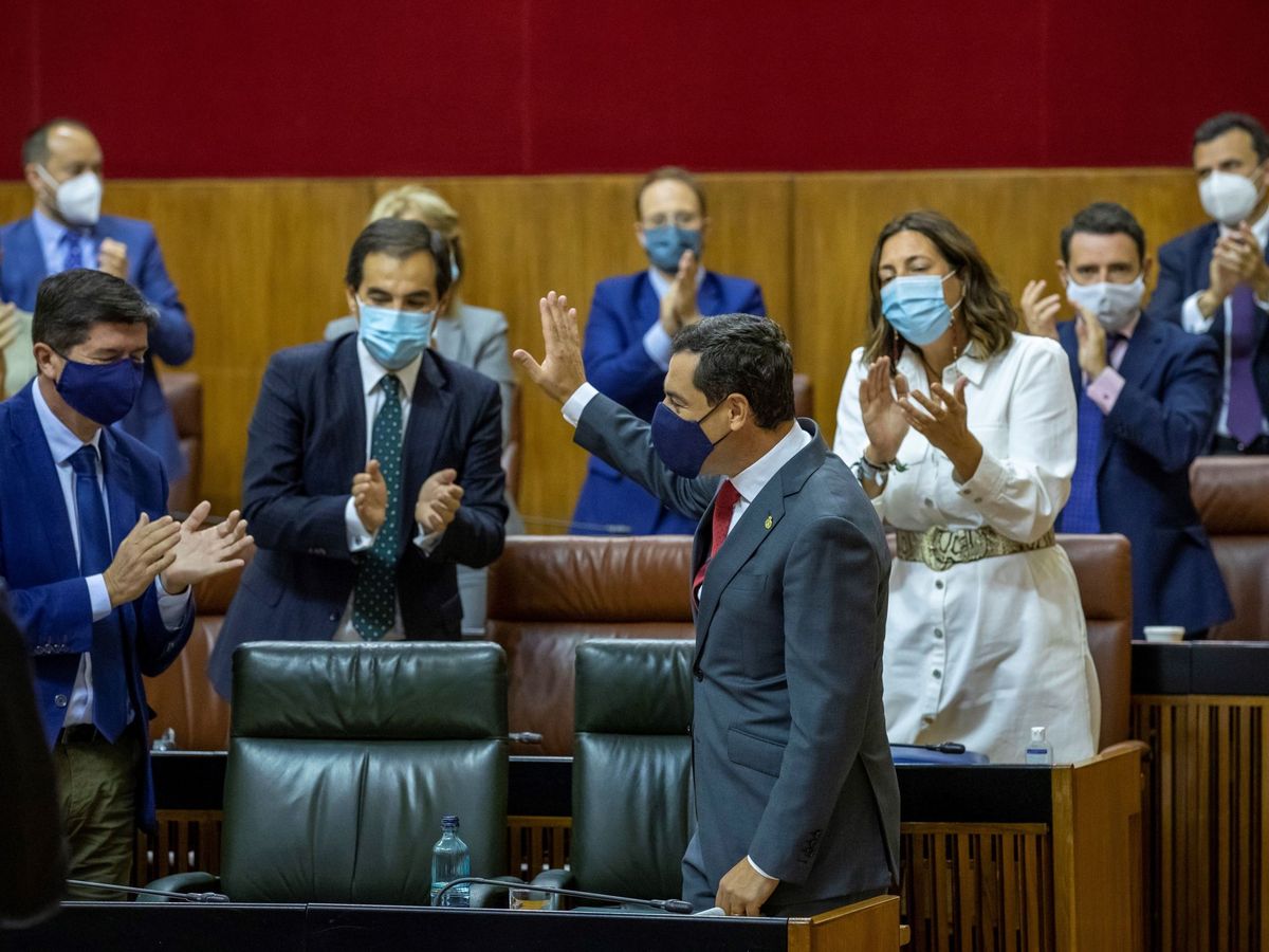 Foto: El presidente de la Junta, Juanma Moreno, saluda a los diputados del PP en el Parlamento andaluz. (EFE)