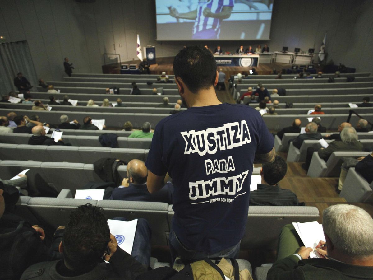Foto: Un hombre con una camiseta pidiendo justicia en el caso de Francisco Javier Romero, 'Jimmy'. (EFE/Cabalar)