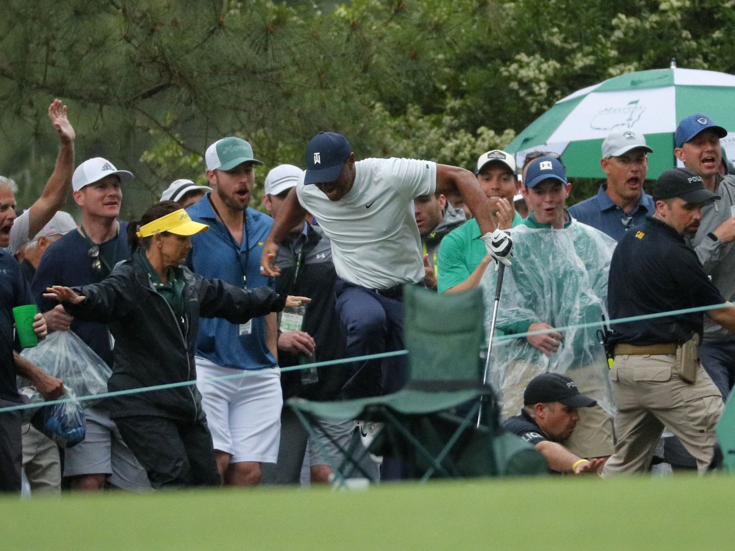 El momento en el que un agente de seguridad casi arrolla a Tiger Woods. (Reuters)