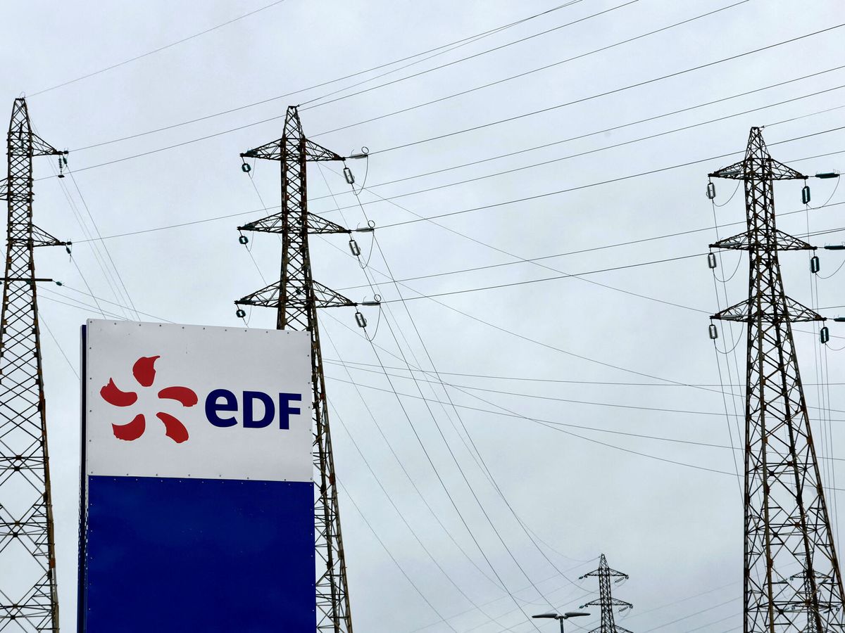 Foto: Fotografía de torres energética y el logo de EDF. (REUTERS/Eric Gaillard)