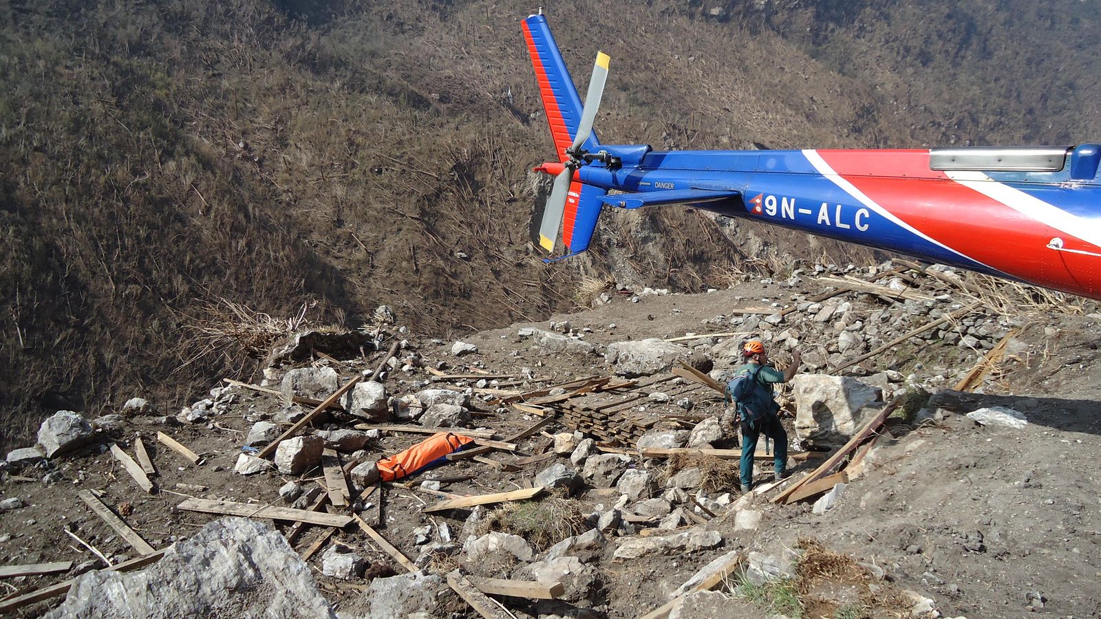 Foto: Un guardia civil en las tareas de rescate de Nepal.