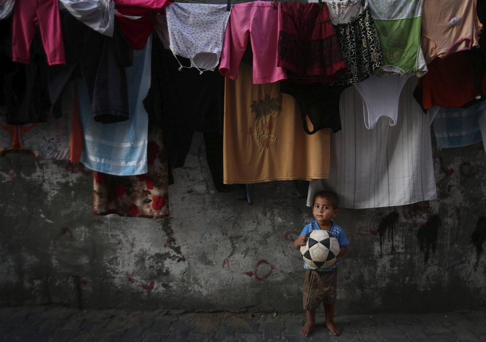Foto: Retrato de un niño palestino, de seis años, con un balón de fútbol.