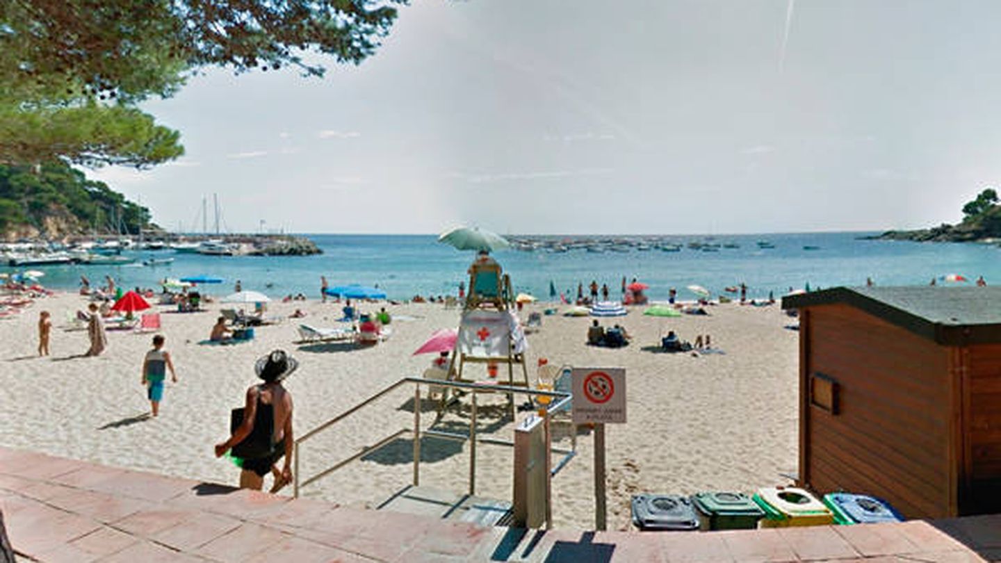 Un cartel a la entrada de la playa indica de la prohibición de jugar con la pelota (Google Maps)