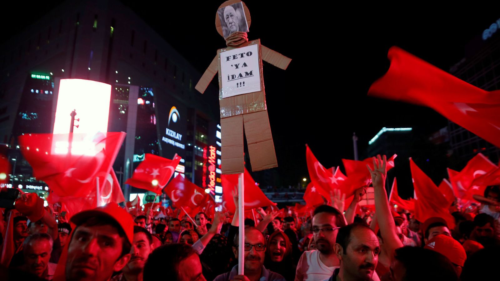 Foto: Partidarios del presidente turco Erdogan enarbolan un muñeco que pide la ejecución de Fethullah Gülen, durante una protesta en Ankara, el 17 de julio de 2016 (Reuters)