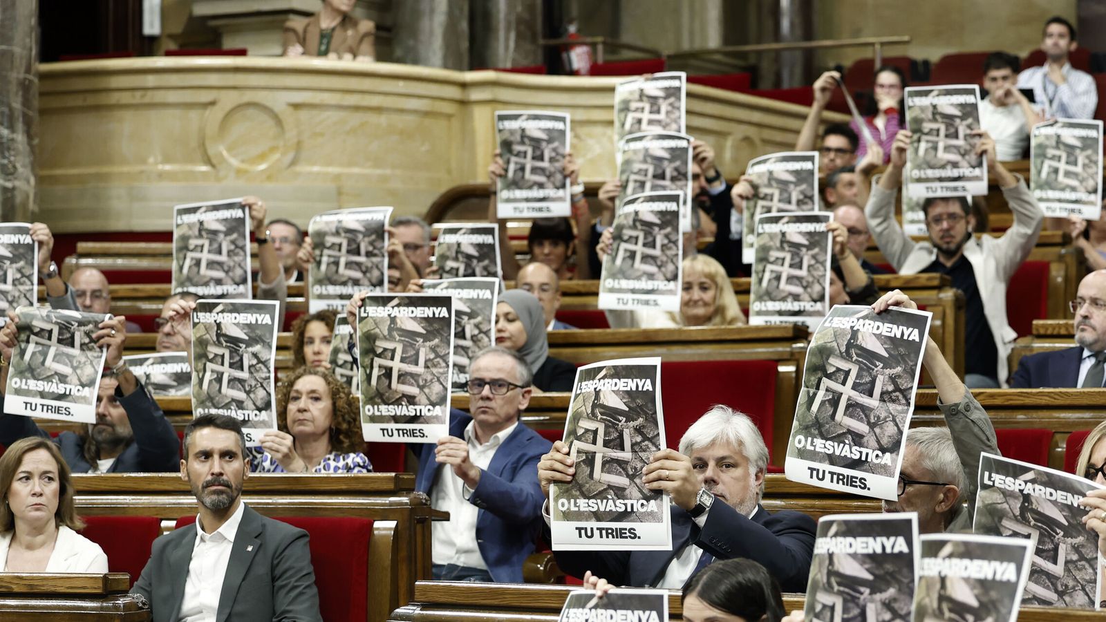 Performance antifascista en el Parlament contra las contradicciones de la ultraderecha