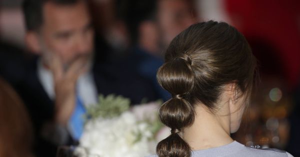 Foto:  Detalle del peinado que Letizia llevó en el acto de Europa Press.