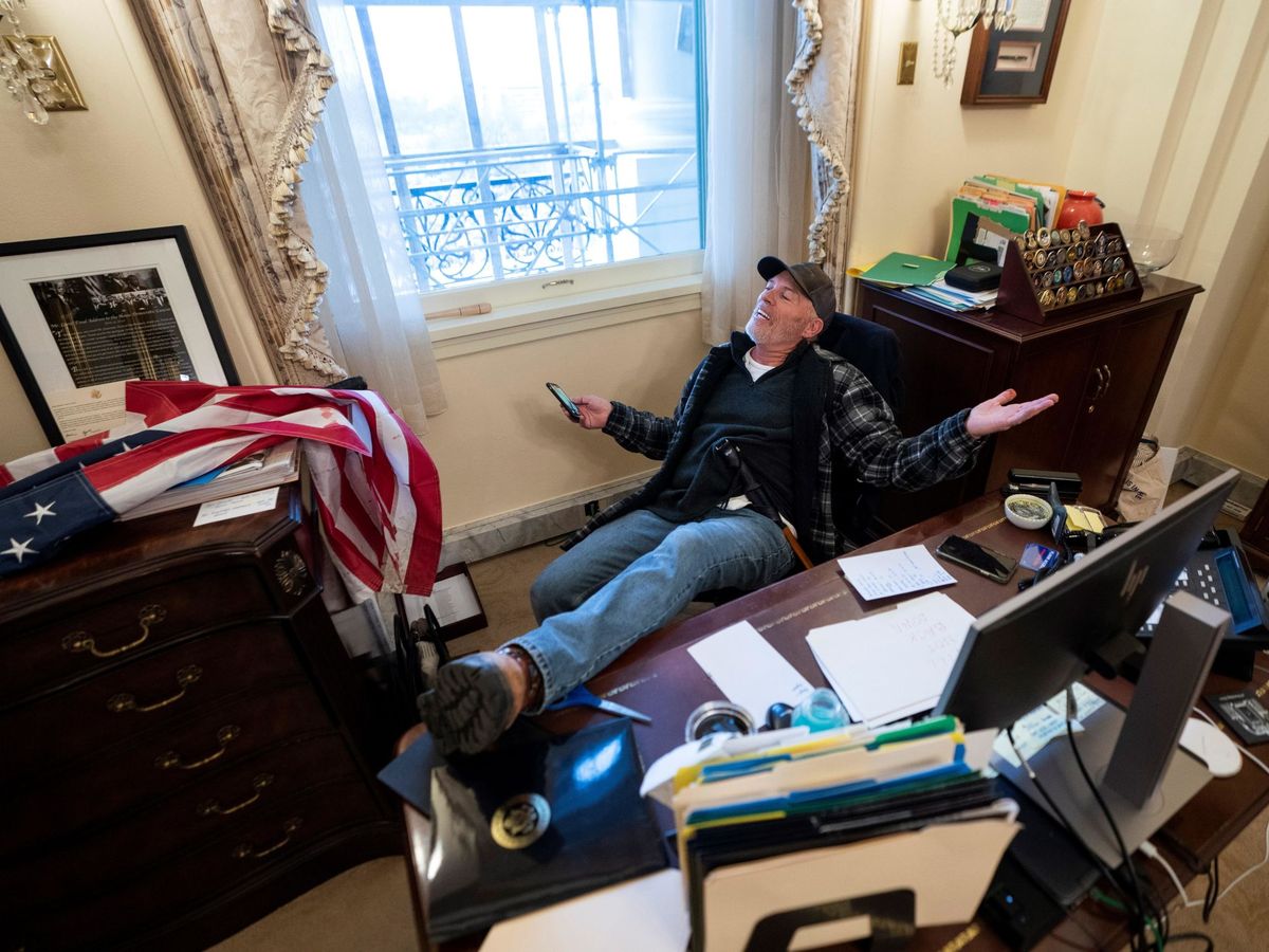 Foto: Richard Barnett, en el despacho de Nancy Pelosi (EFE/Jim Lo Scalzo)