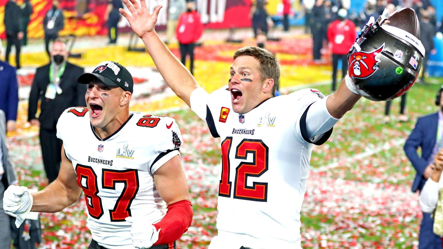 Brady y Gronkowski celebran el triunfo. (Reuters)