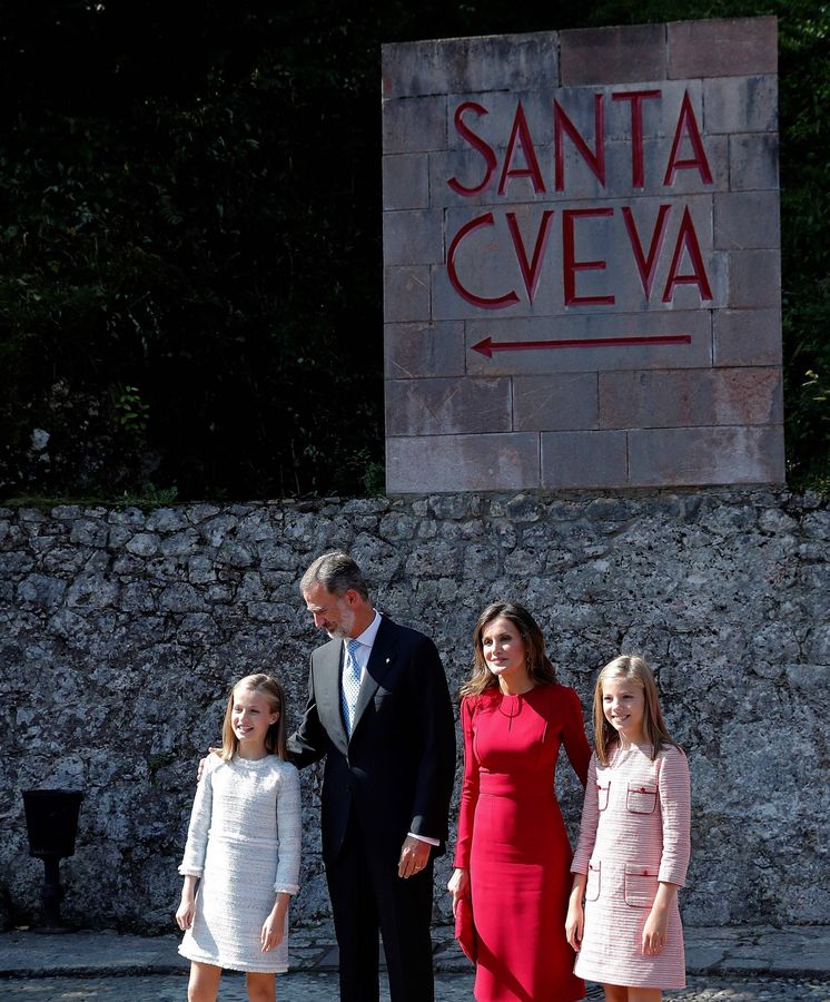 Foto:  Los Reyes y sus hijas, a su llegada. (EFE)