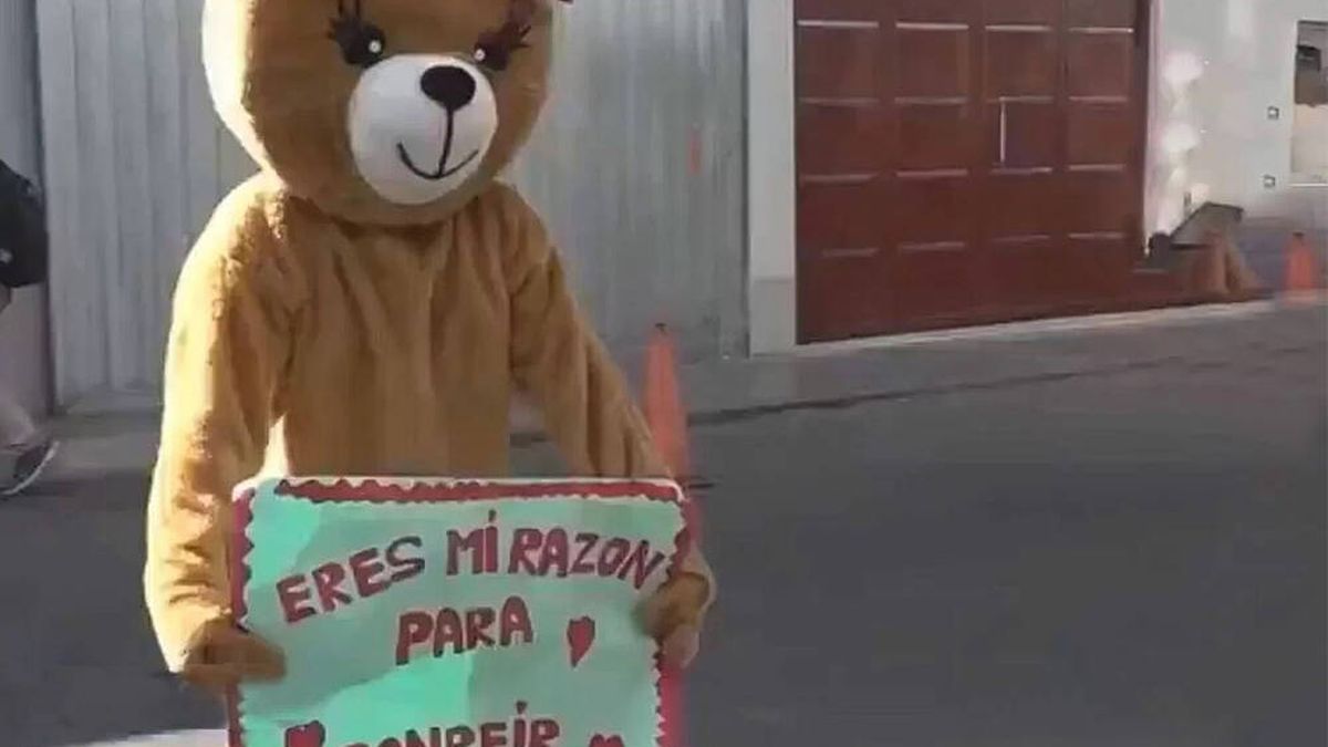Un policía 'oso' con un cartel de "Eres mi razón para sonreír" detiene en San Valentín a una mujer que vendía drogas