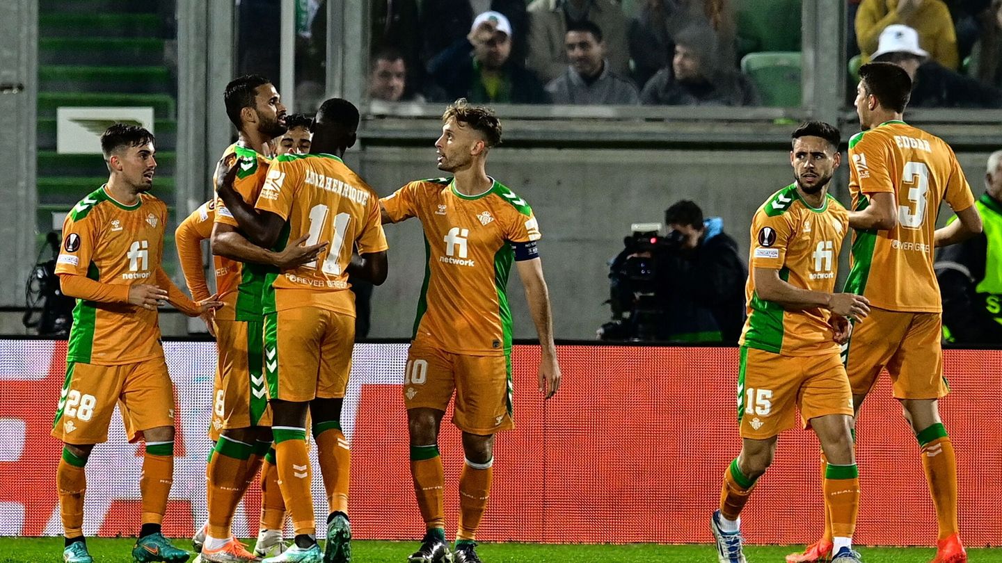 Los jugadores celebran el gol de Fekir. (EFE/José Manuel Vidal)