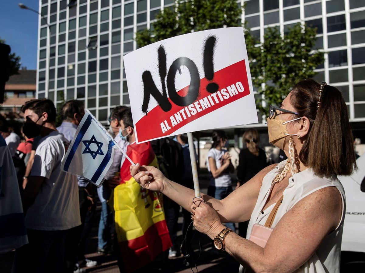 Foto: Una manifestación en apoyo a Israel frente a la Embajada israelí en Madrid, días después del ataque sorpresa de Hamás. (EFE/Rodrigo Jiménez)
